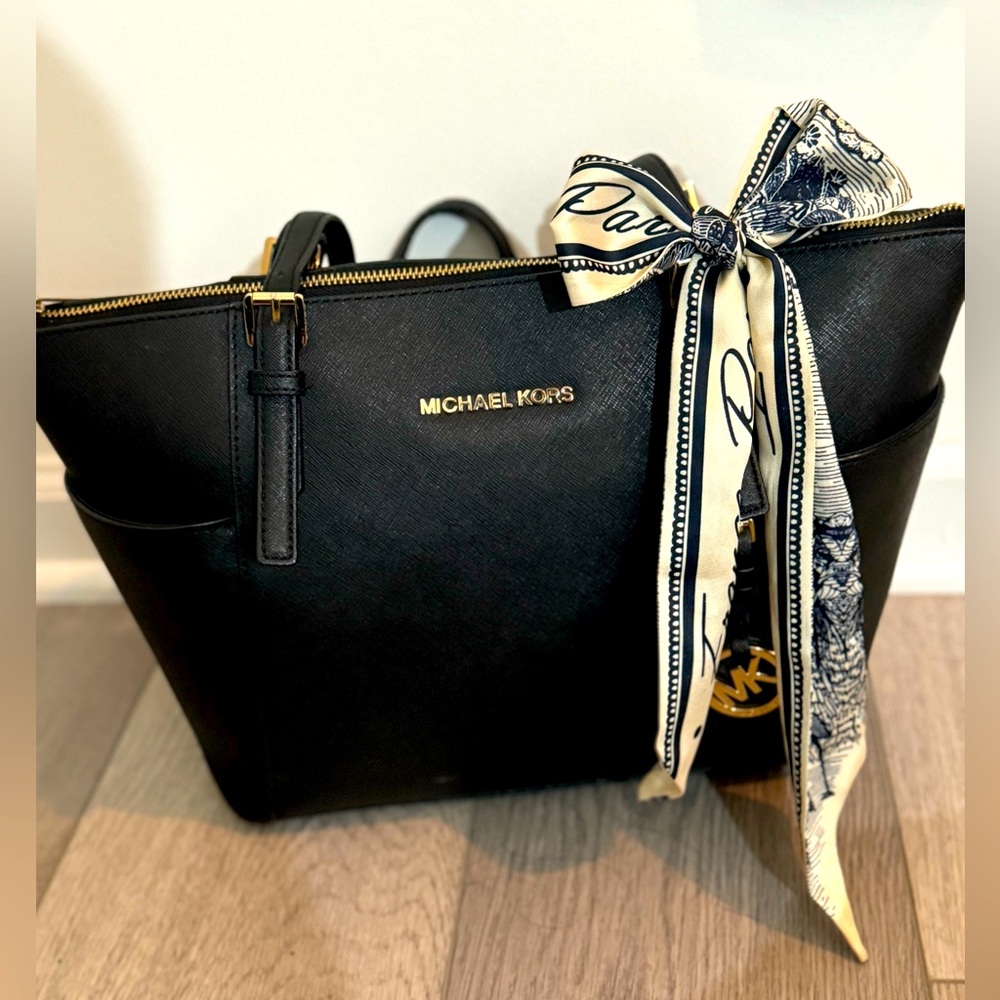 Charlotte Large Saffiano Leather Top-Zip Tote Bag